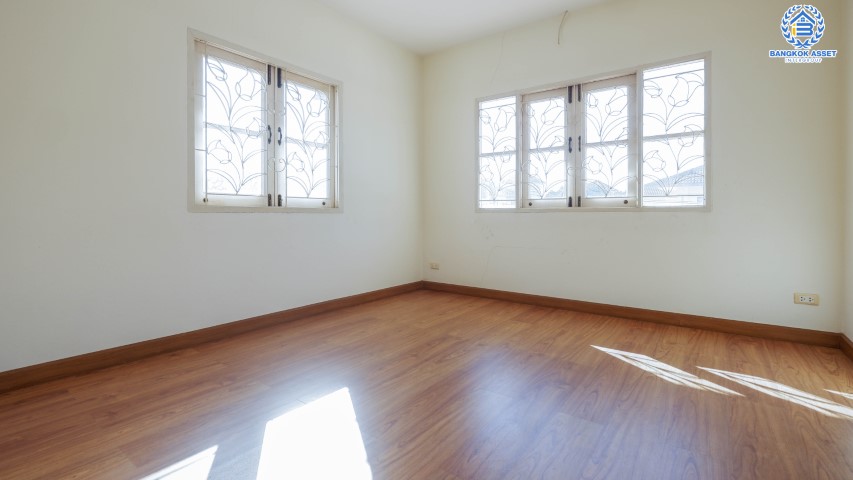 *****บ้านเดี่ยวมือสอง ม.กฤษดานคร39 ปิ่นเกล้า หลังมุม ติดถนนบรมราชชนนี รองรับความสุขบนเนื้อที่ดิน 153.9 ตร.ว. ฟังก์ชัน 5 ห้องนอน 4 ห้องน้ำ 2 ที่จอดรถ พร้อมพื้นที่ใช้สอยกว่า 240 ตร.ม. ใช้ชีวิตใจกลางสิ่งอำนวยความสะดวก เพียง 10 นาทีถึงเซ็นทรัลปิ่นเกล้า